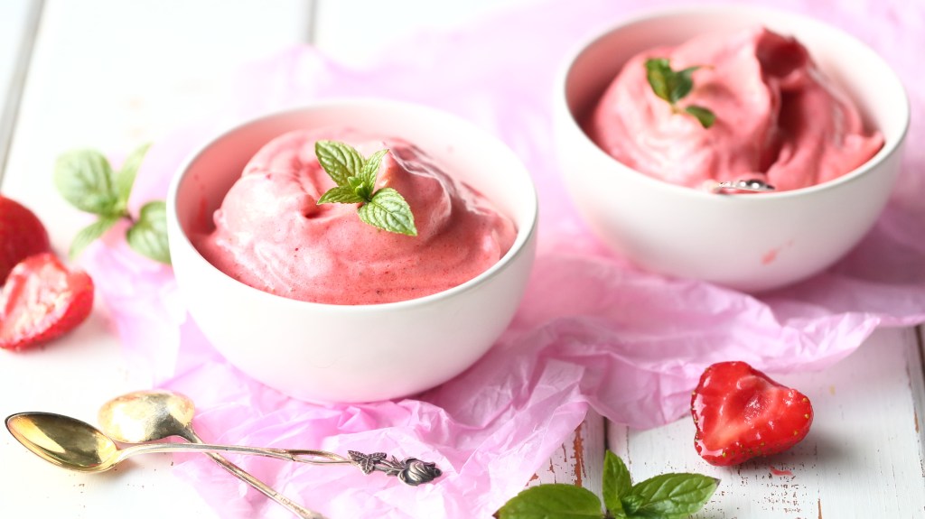 Helppo ja kevyt mansikkavaahto ja mansikkasorbetti