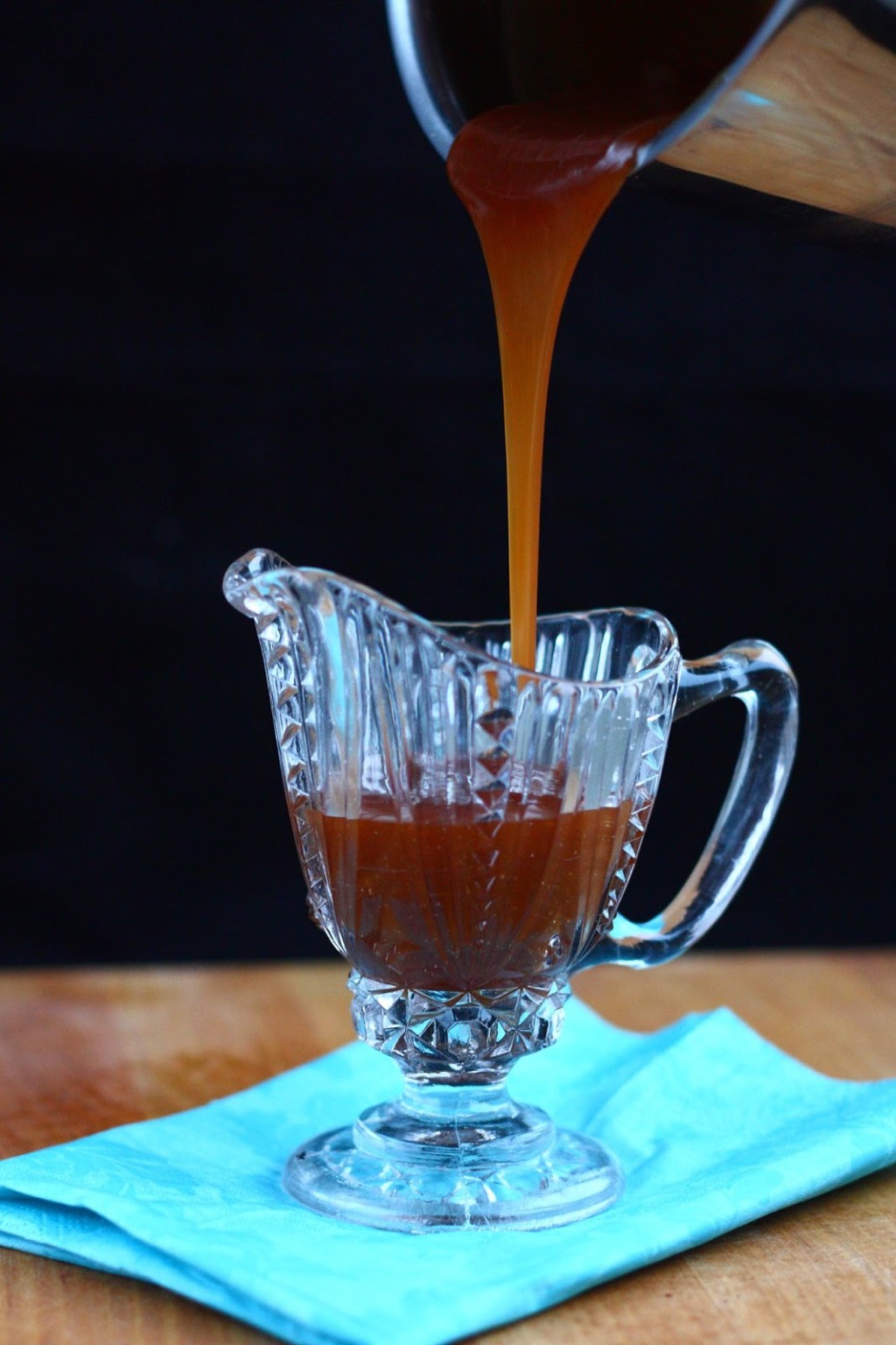 Suolattu kinuskikastike poltetusta&nbsp;sokerista