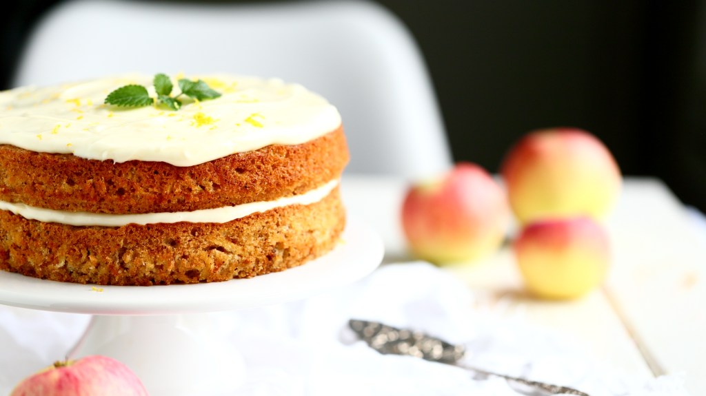 Mehevä ja kostea kakku omenaraasteesta