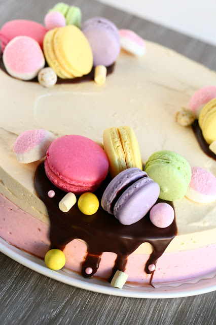 Punaherukka-vadelmatäytteinen kakku viran&nbsp;kunniaksi