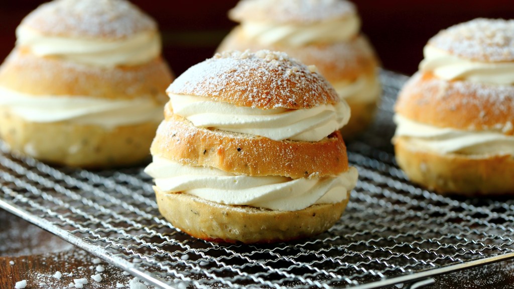 Kerrospulla maistuu laskiaisena, kun haluaa nauttia tupla-annoksen kermavaahtoa ja muuta täytettä