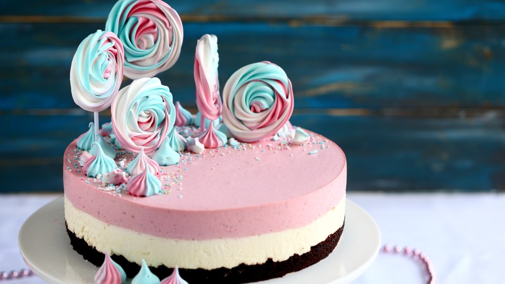 Valkosuklaa-mansikkajuustokakku suklaakakkupohjalla on yksi parhaista kakuista