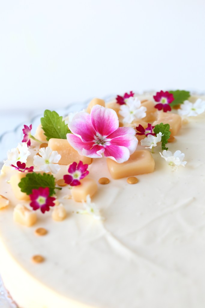 Syötavia kukkia kakun päällä, rautayrtti pelargonia