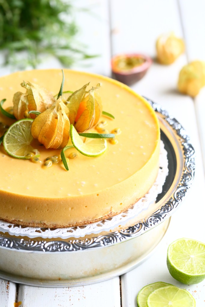 Trooppinen kakku mangosta, banaanista ja limestä