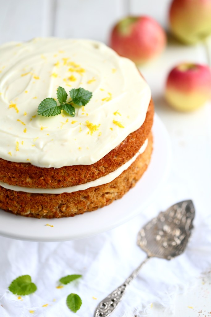 Porkkanakakku tyyppinen omenakakku