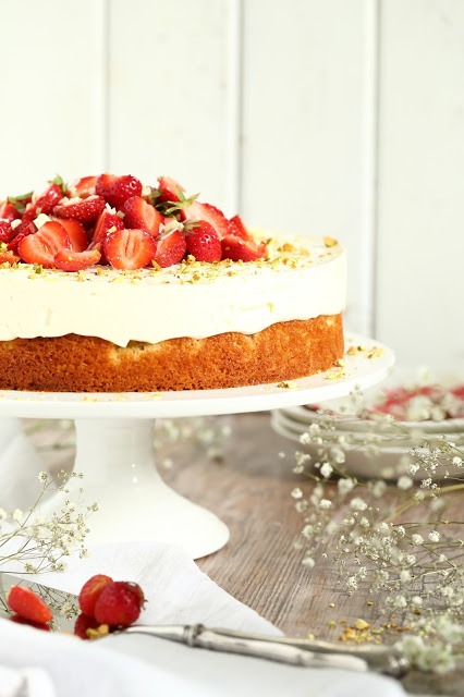 Raparperipiirakka-valkosuklaajuustokakku