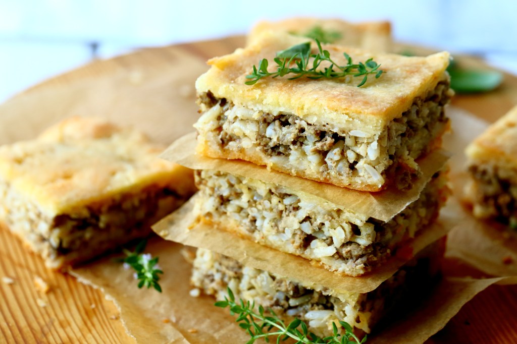 lihapiirakka-uunipellillä