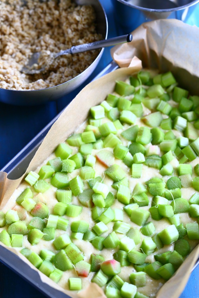 raparperipiirakka-murupaallisella on mehevä ja muhkea piirakka