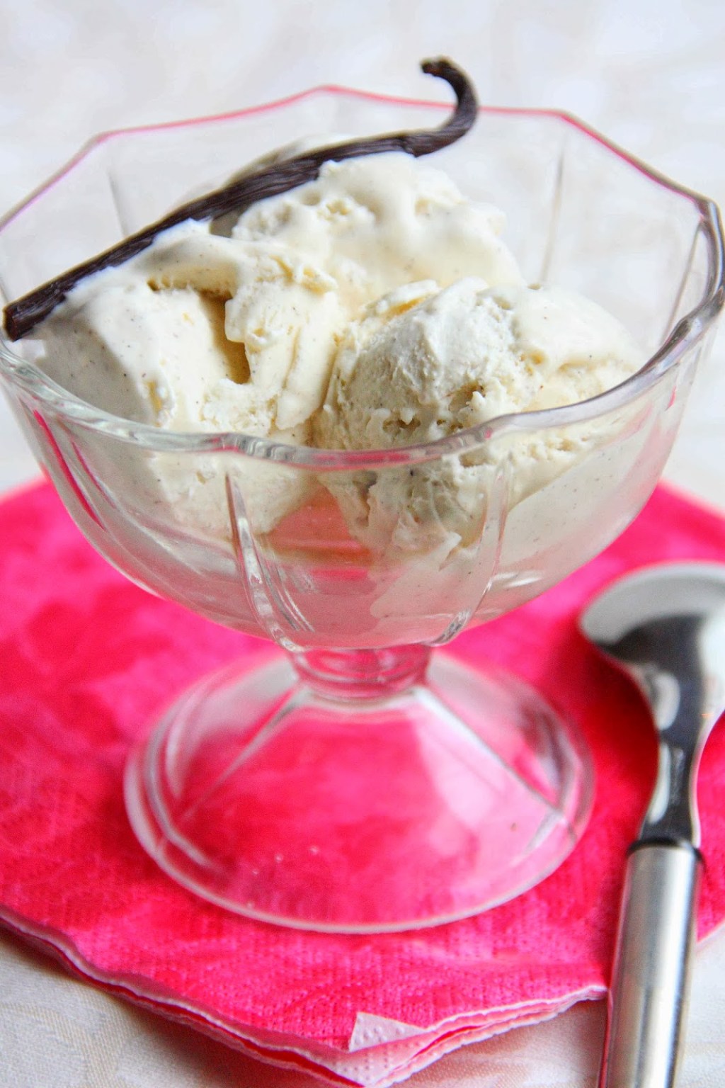 Kermaisa ja kevyempi vaniljajäätelö, ilman jäätelökonetta&nbsp;(munaton)