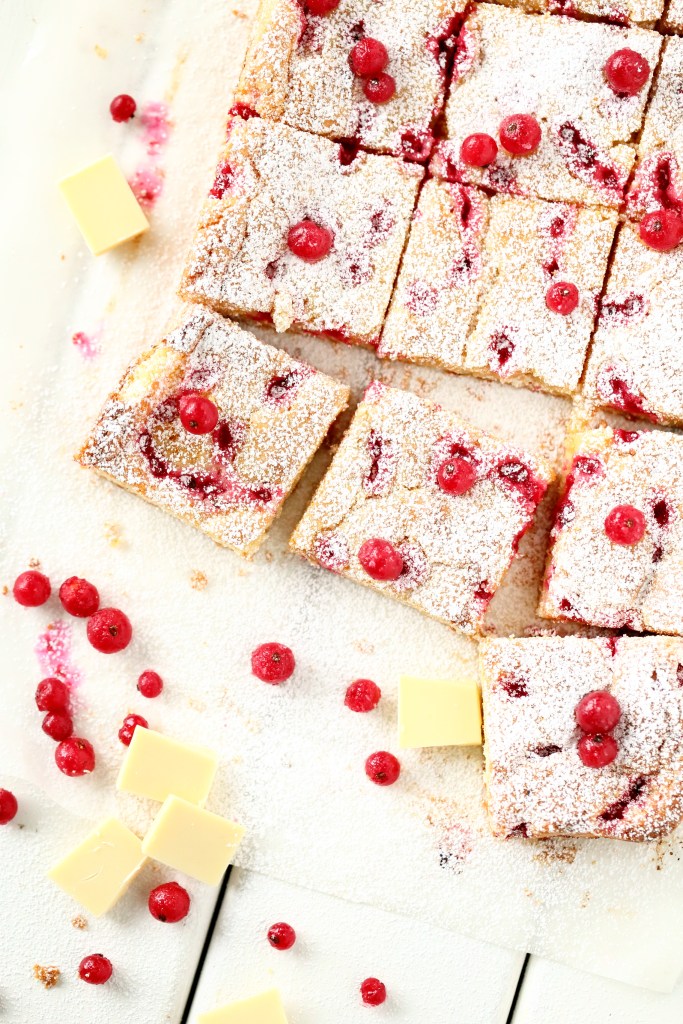 Valkosuklaa-punaherukka leivonnaiset