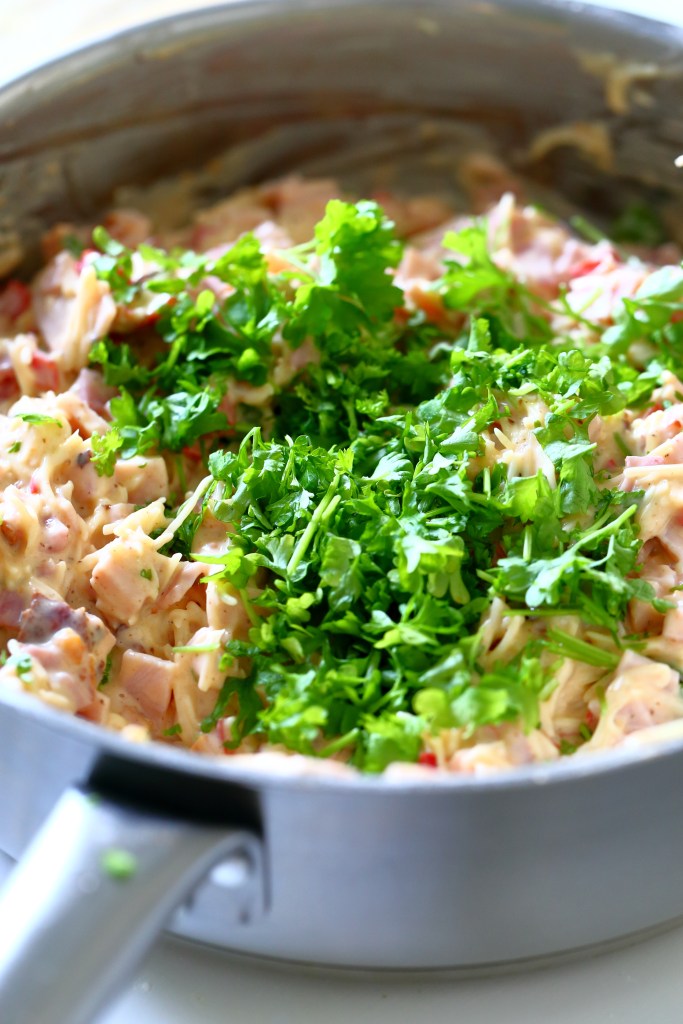 Kinkkupiirakkaan sopivat mahtavasti pekoni ja paprika.