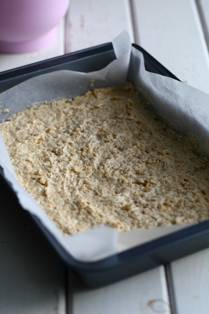 Pohjataikina esipaistetaan kevyesti