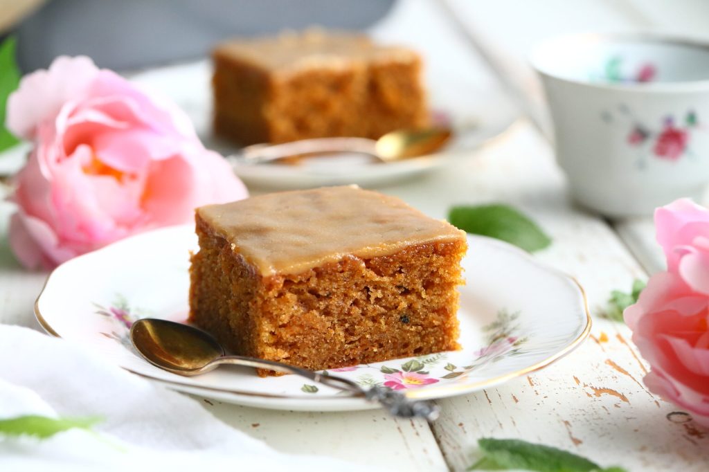 Paras mehevä kinuski-porkkanapiirakka (munaton)