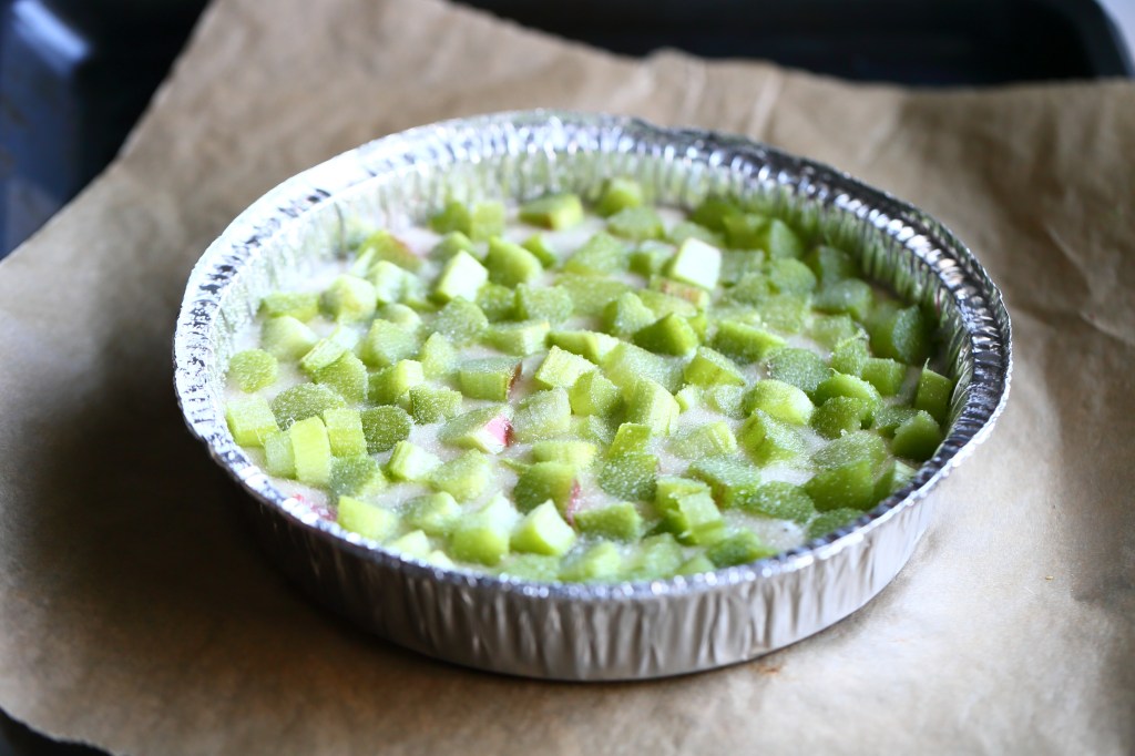 Raparperipiirakka vuokaan ja paljon raparpereja päälle