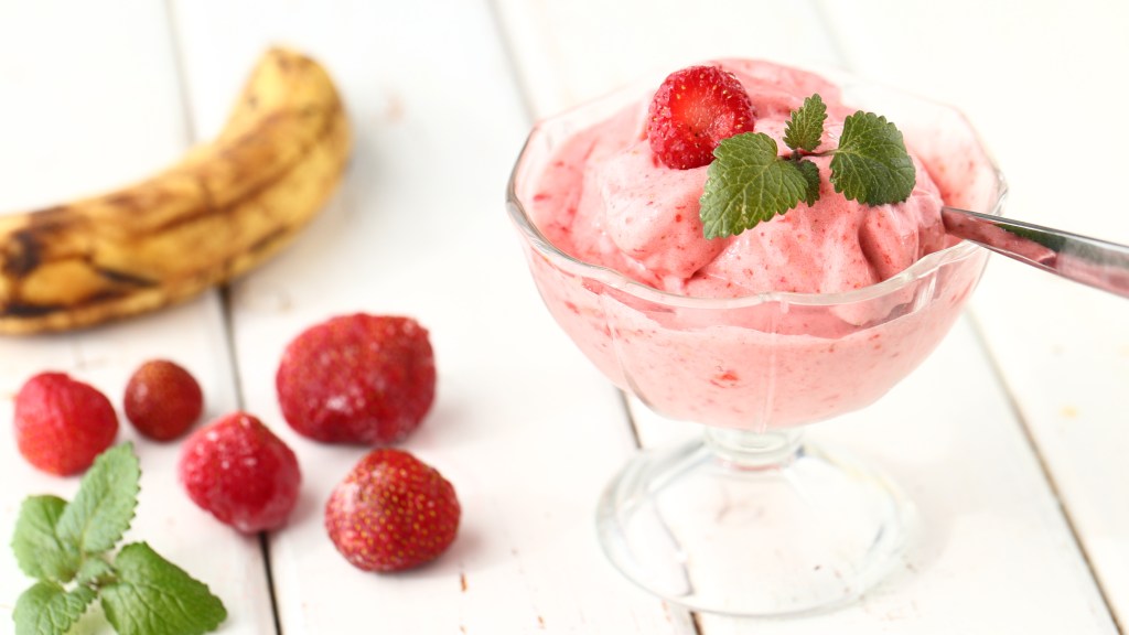 Mansikka-banaanijäätelö ilman jäätelökonetta syntyy helposti