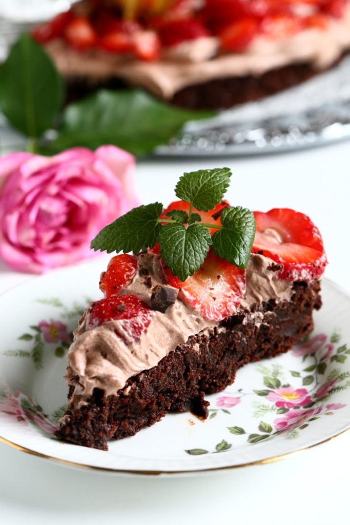 Mutakakku kaakaokermalla ja mansikoilla