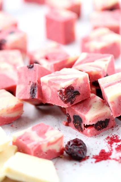 Joululahjavinkki: Helppo puolukka-valkosuklaafudge karpaloilla