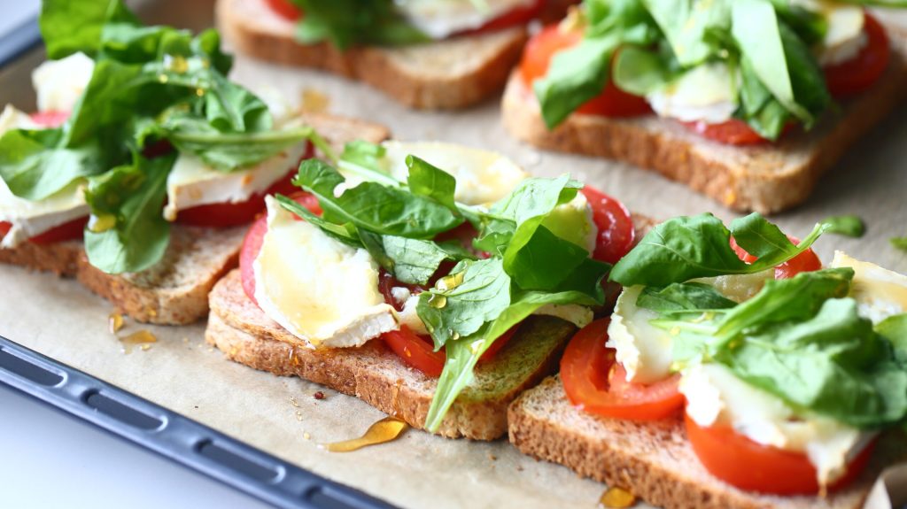 Vuohenjuustoleivät tomaatilla ja rukolalla