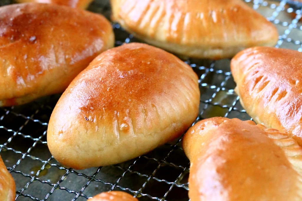 Kotitekoiset lihapiirakat ovat herkullisia