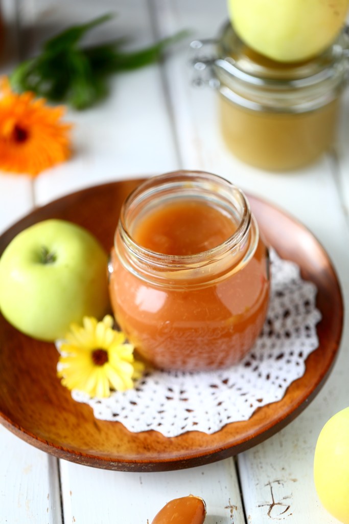 Omenahillo valmistuu uunissa melkein vahtimatta