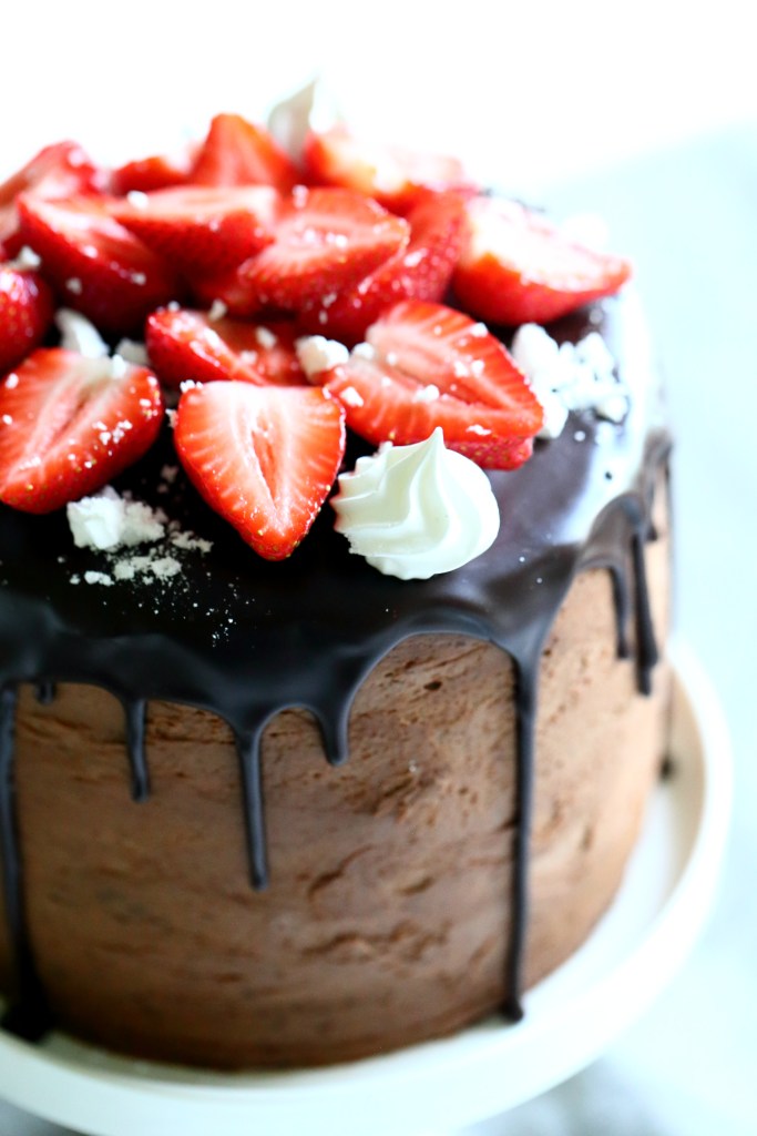 Tuoreita mansikoita ja marenkeja koristeena