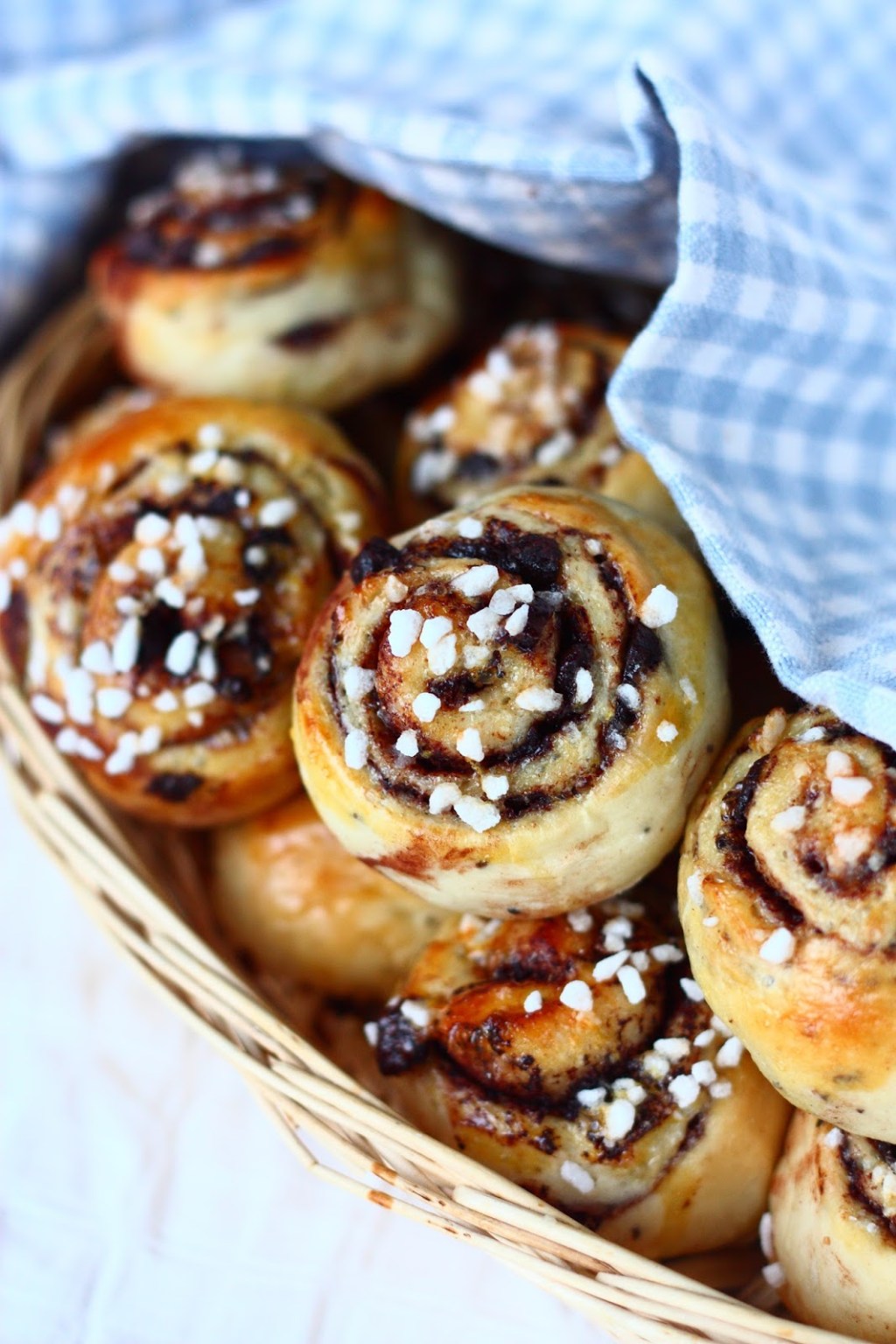 Suklaapullat tummasta ja&nbsp;valkosuklaasta