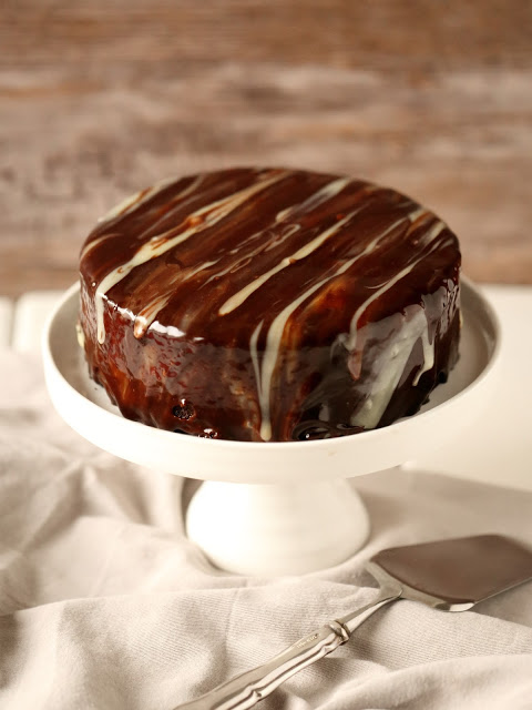 Mehevä suklaakakku minttusuklaapäällisellä