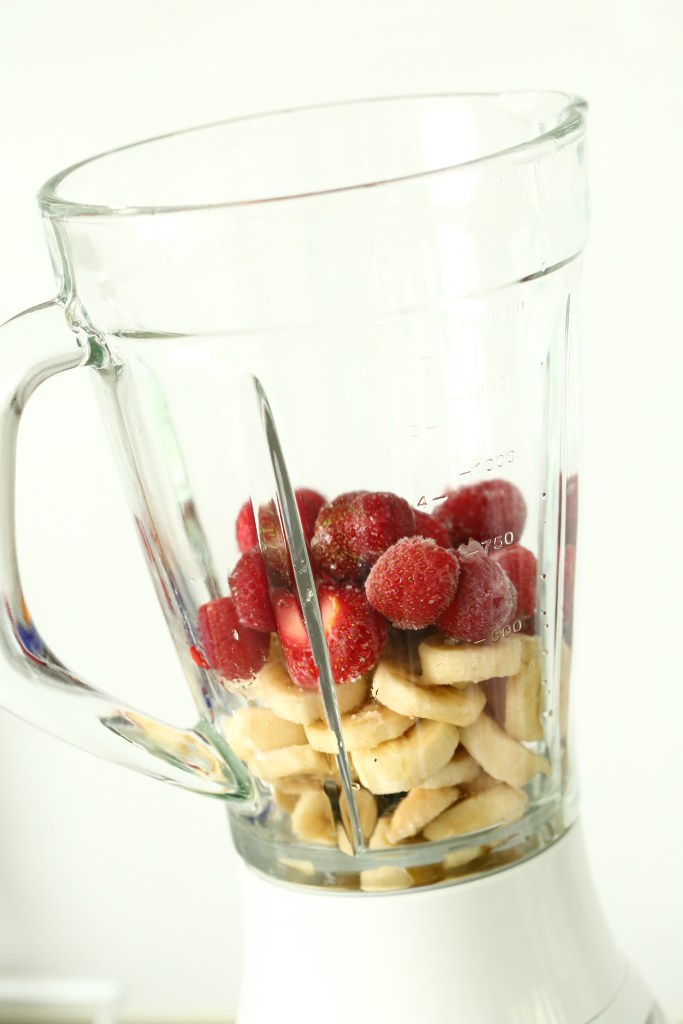 Terveellinen jäätelö syntyy ilman lisättyä sokeria vain mansikasta ja banaanista