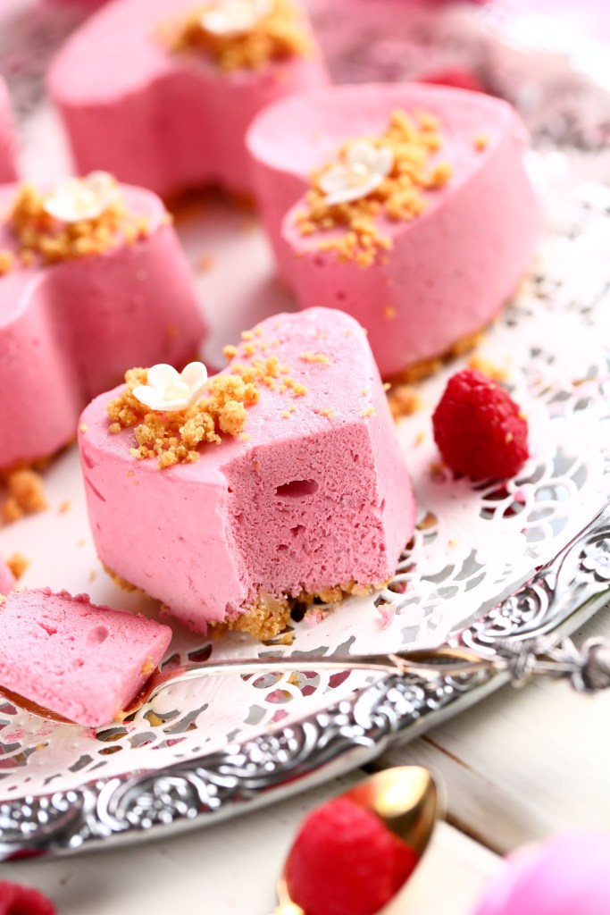 Vadelma mousse leivos on kuohkea