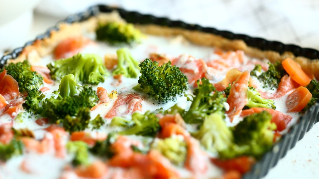 Parsakaali porkkana lohipiirakka maistuu taivaalliselta