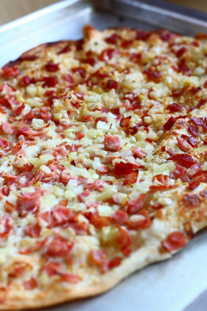 Flammkuchen eli liekkipitsa on helppo ja rapea pitsa