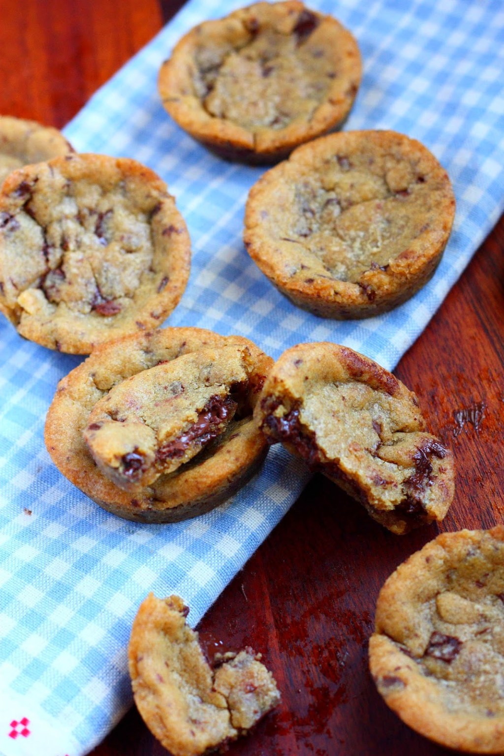 Pehmeät suklaahippukeksit pähkinäsuklaayllätyksellä