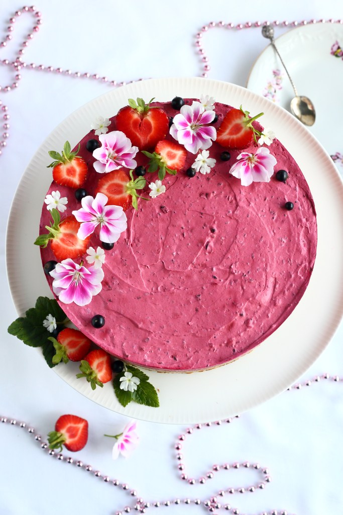 Herkullinen mustaherukkamousse kakussa