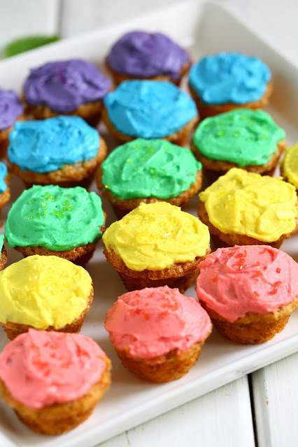 Helpot ja nopeat porkkanamuffinssit sateenkaaren väreissä,&nbsp;munaton