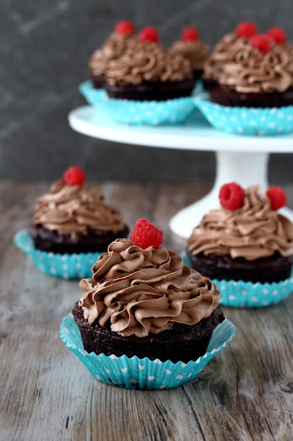 Kesäkurpista suklaa muffinssit, mehevää ja herkullista