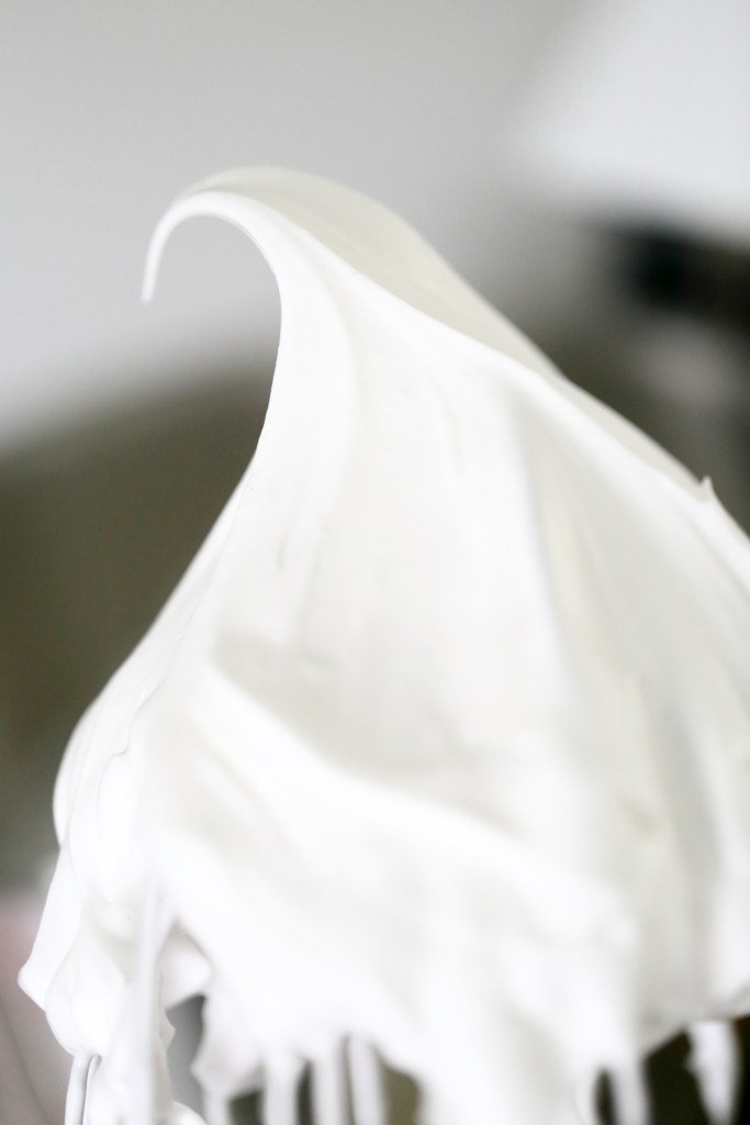 Kikherneliemi eli aquafaba vaahtoutuu kuten munan valkuainen