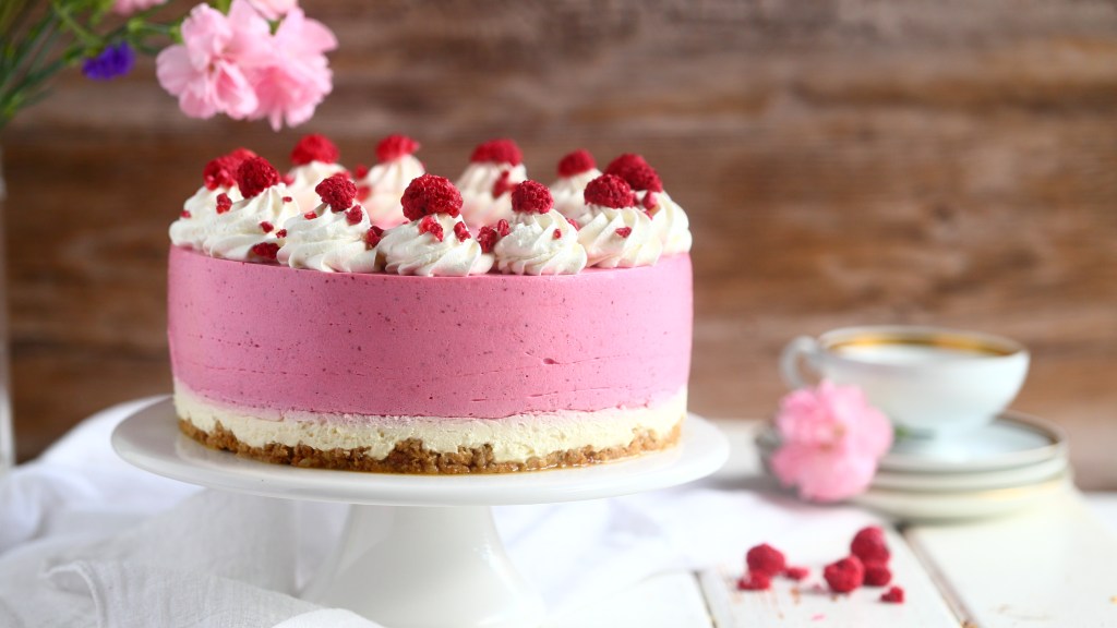 Herkullinen juustokakku syntyy valkosuklaasta ja puolukasta