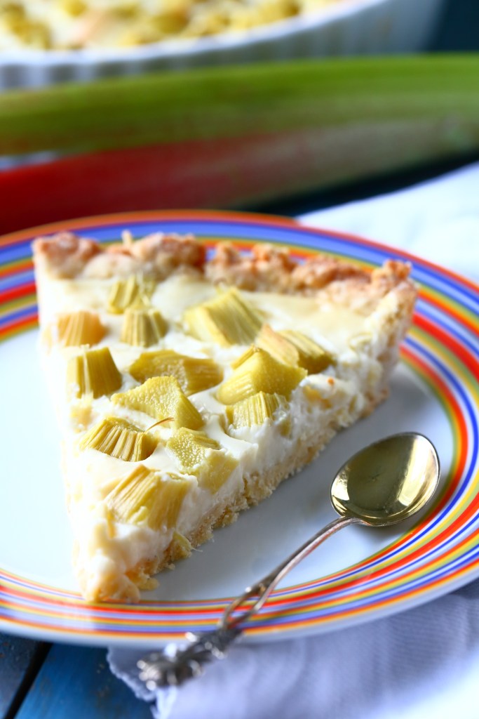 Kaurahiutaleet maistuvat piirakan pohjassa, täytteenä vaniljakiisseli