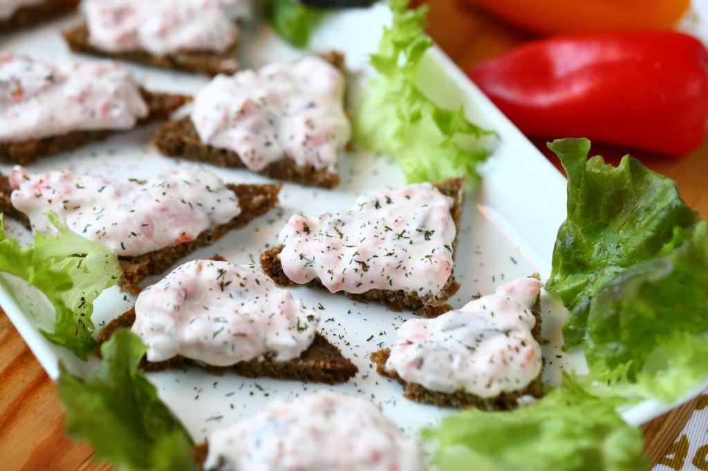 Kylmäsavulohitäyte ruisleivälle