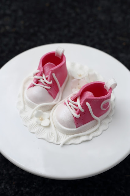 Lenkkarit pienen tytön&nbsp;ristiäiskakkuun