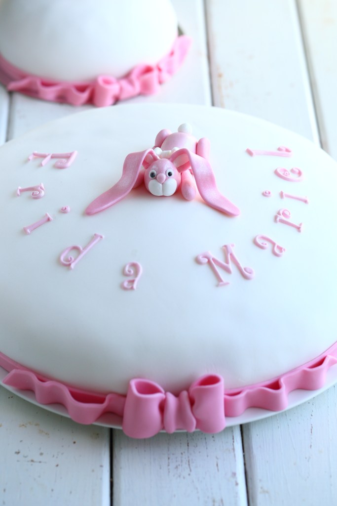 Pupu ristiäiskakun päällä