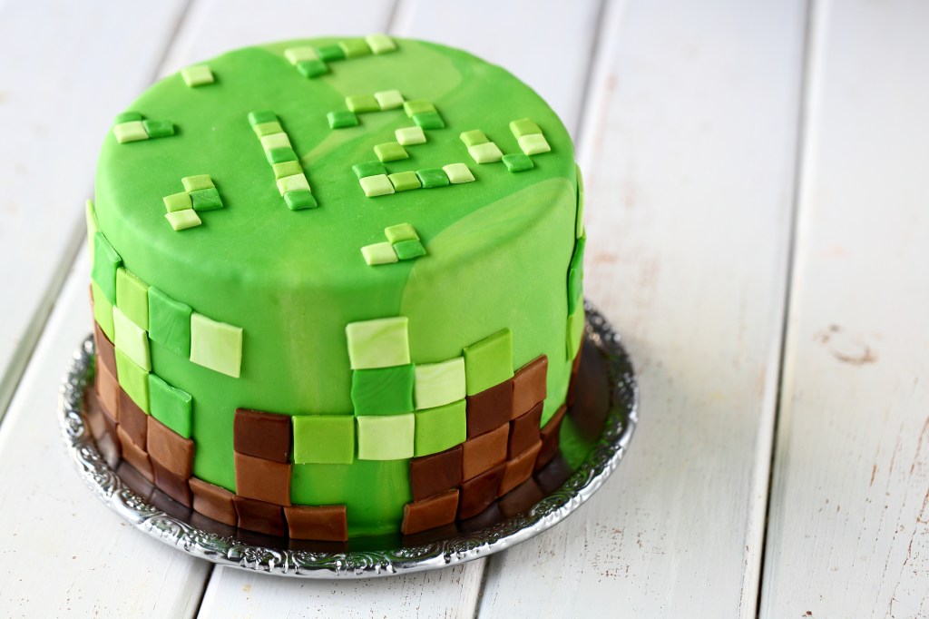 Minecraft -kakku punaherukka-omenatäytteellä kummipojalle