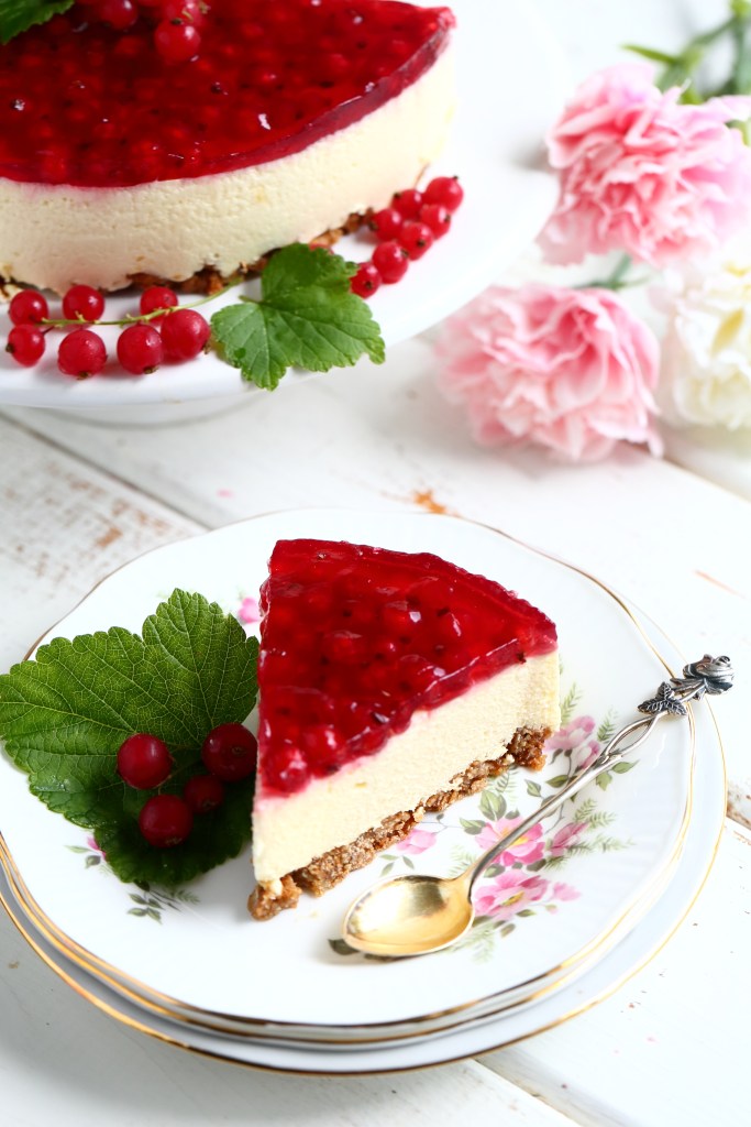 Kesäkakku kokonaisista punaherukoista