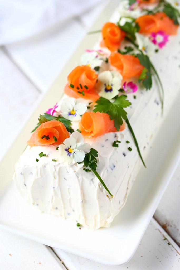 Syotävät kukat voileipäkakun koristeena