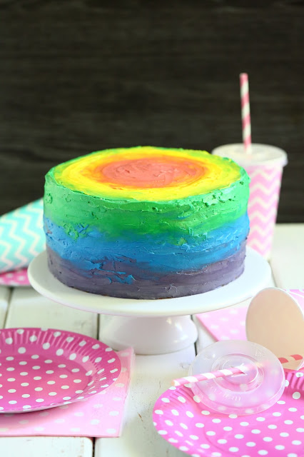 Sateenkaari-kakku tytön synttäreille