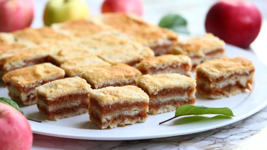 Taikinaton mannaryyniomenapiirakka