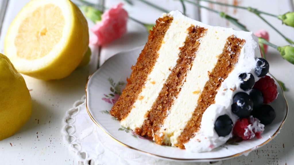 Sitruunamousse kakun väliin