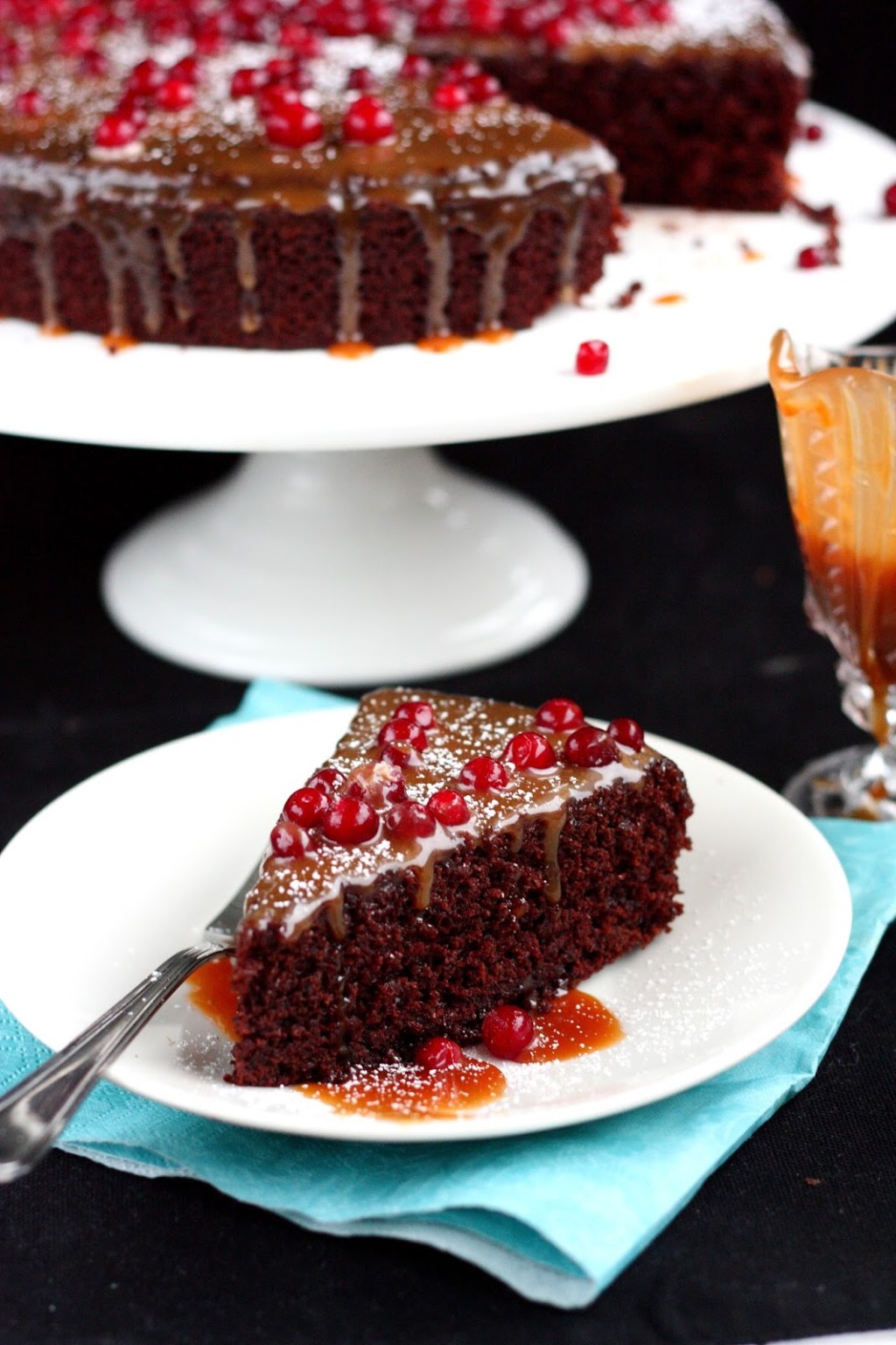 Mehevä suklaakakku suolatulla kinuskilla ja&nbsp;puolukoilla