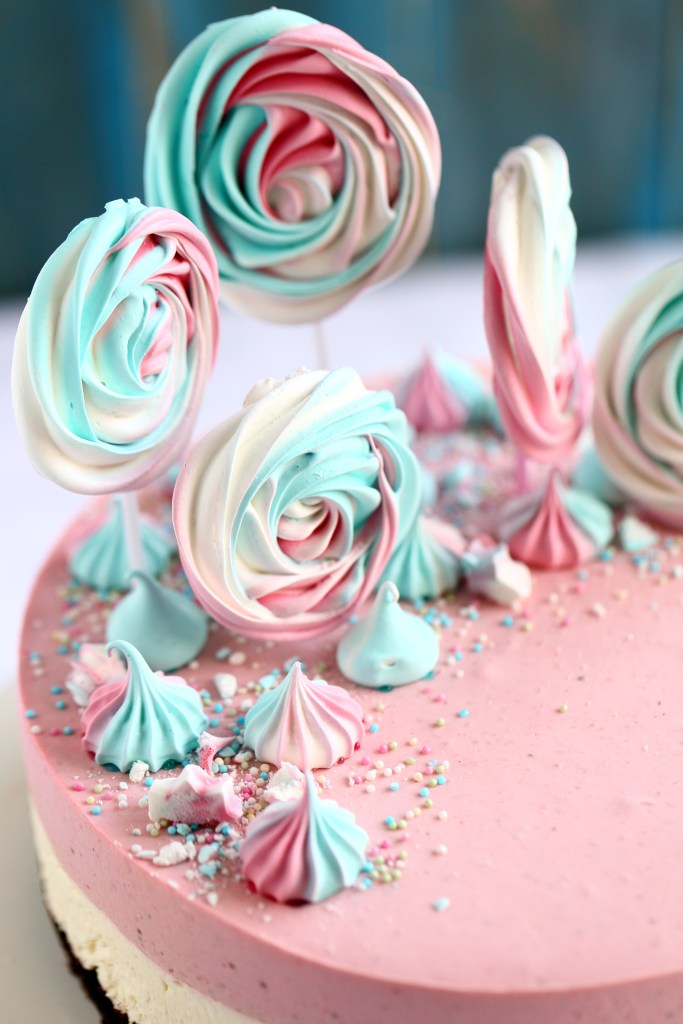 Ilman uunia valmistuvat marengit mansikkajuustokakun koristeena