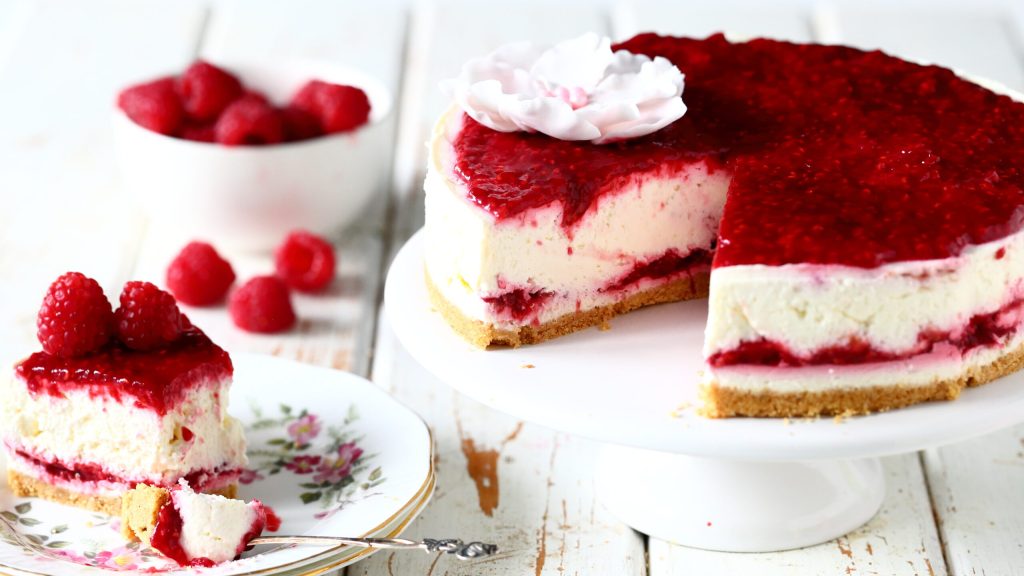 Vadelma-valkosuklaajuustokakku